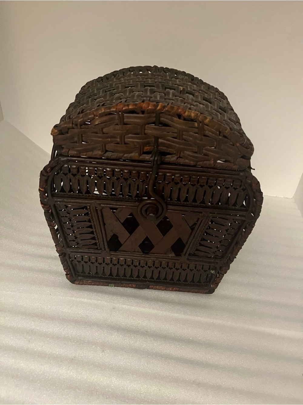 Small Brown Rectangular Wicker Lidded Basket, Vintage Rustic Indoor Decor 10x9x6
